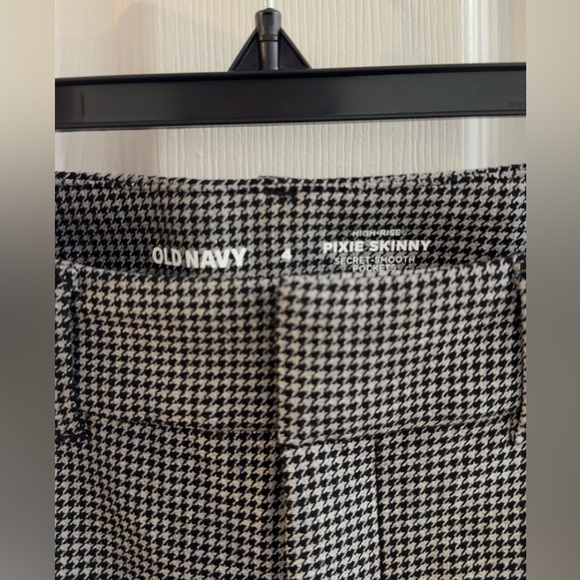 NWT Never worn. Old Navy Pixie Skinny Pants Size 4. - Picture 4 of 4